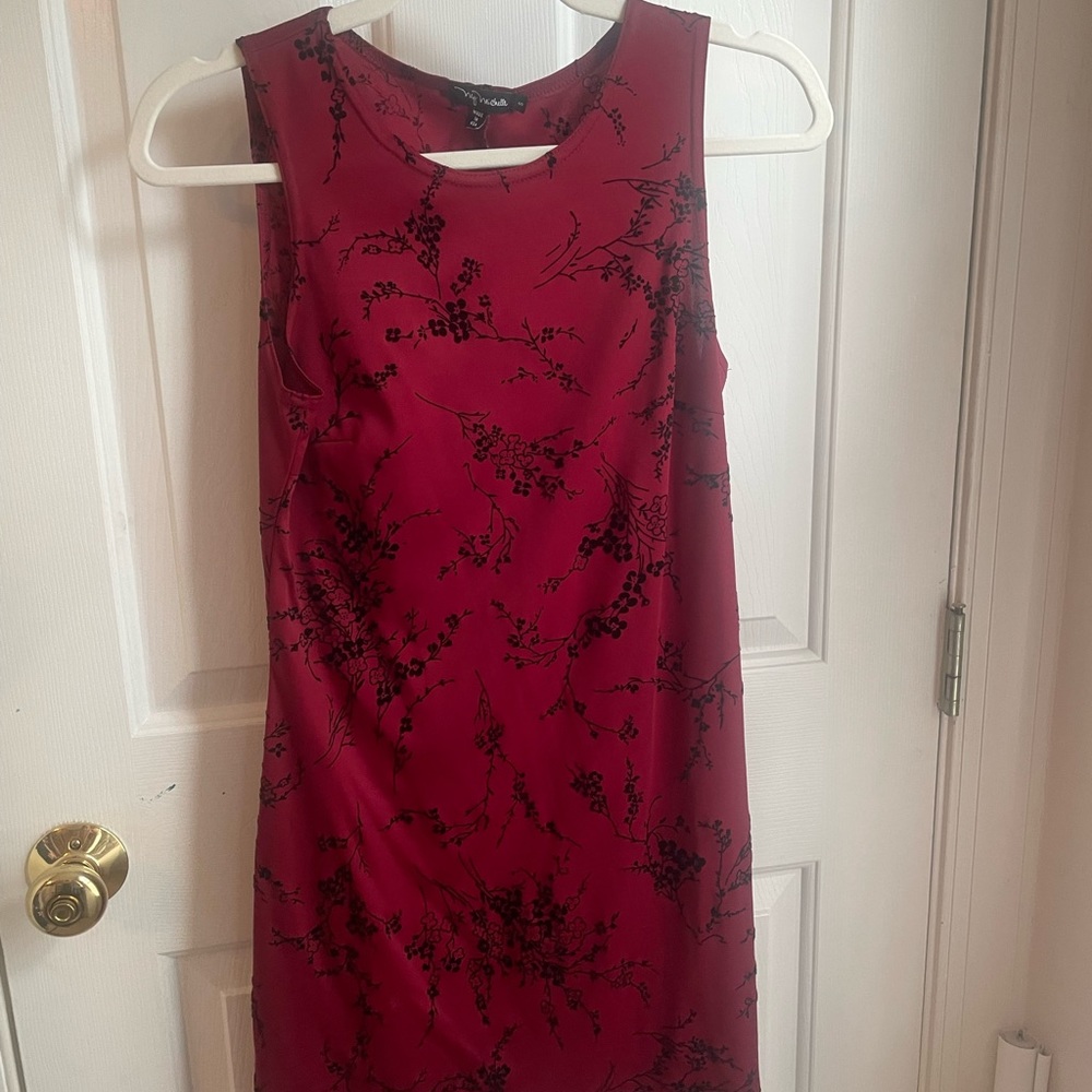 Maroon sleeveless special occasion dress with velvet imprint